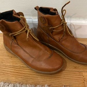 Pair is leather shoe. Only wore one time